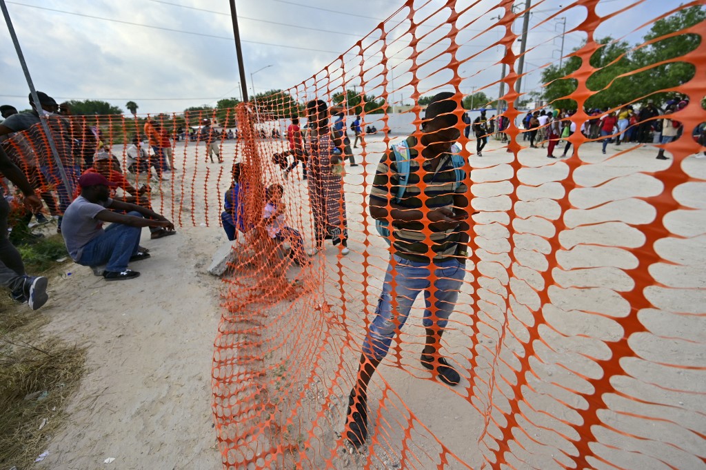 Migrations: aux portes des Etats-Unis, les enfants d'abord, avec l'aide de Dieu