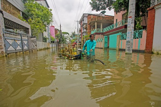 Bangladesh: 2 millions de personnes isolées après des inondations