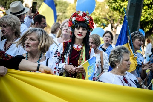 A Athènes, les réfugiés ukrainiens manifestent en chemises brodées, symbole de l'identité ukrainienne