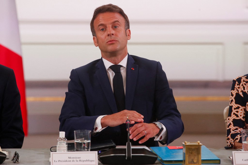Popularité: Macron stable en mai, débuts mitigés pour Borne