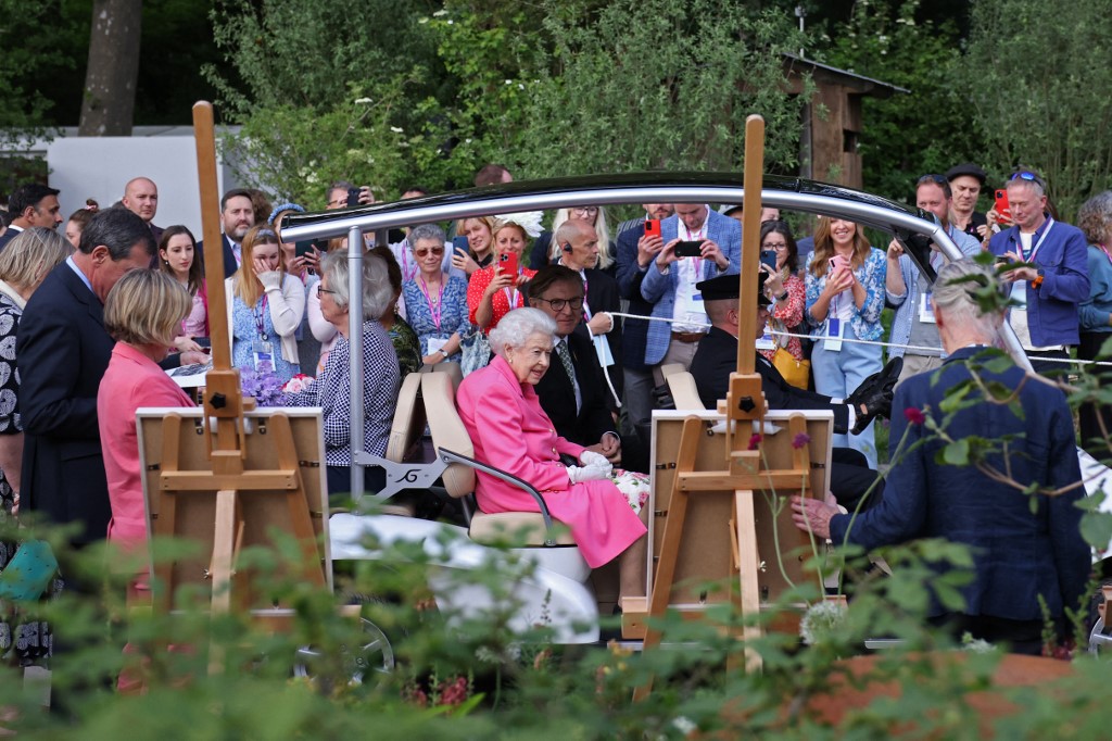 Londres : la reine visite le Chelsea Flower show en voiturette de golf
