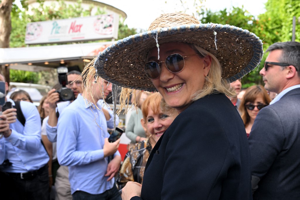 A Marignane, Marine Le Pen assure «être bien là» pour les législatives