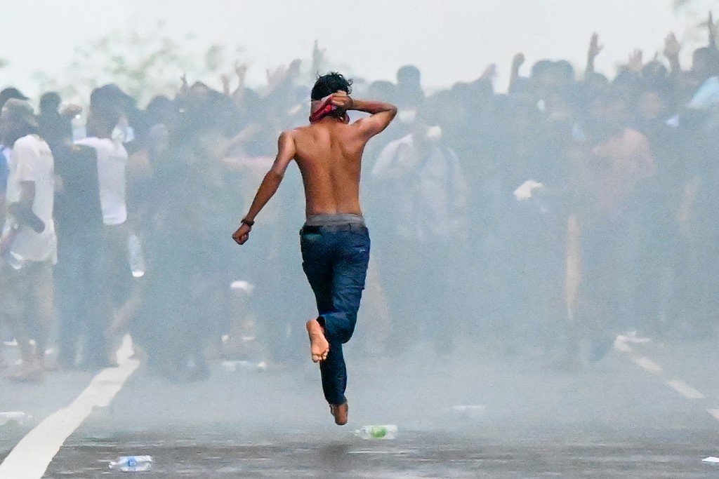 Sri Lanka: la police disperse au gaz lacrymogène des étudiants tentant d'attaquer la présidence