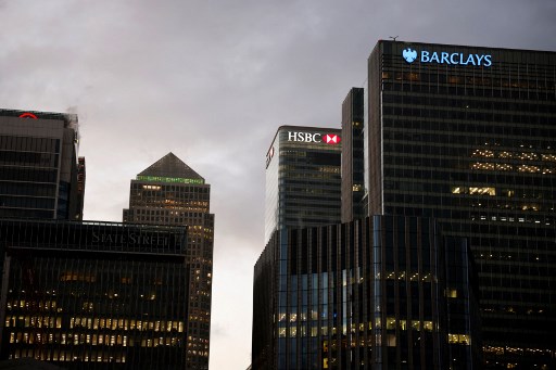 Déserts de cash: Londres hausse le ton face aux banques