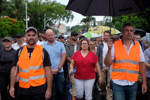 Leader du parti «Les Républicains Calédoniens» et présidente de l'Assemblée de la Province Sud, Sonia Backes (au centre) mène la «Marche pour la Liberté» appelée par la coalition Loyalistes à Nouméa, sur le territoire français d'outre-mer de la Nouvelle-Calédonie, en décembre 12 décembre 2020. (Théo Rouby / AFP)