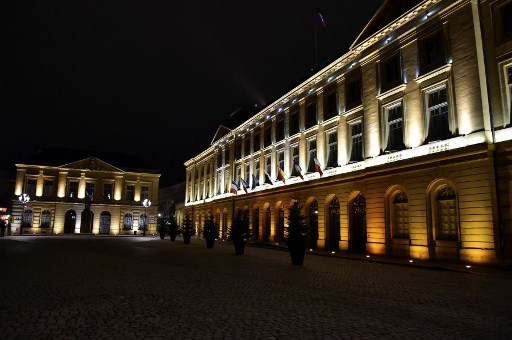 Vue nocturne de la place de l'hôtel de ville de Metz, dans l'est de la France, le 5 janvier 2021. (Jean-Christophe Verhaegen/AFP)