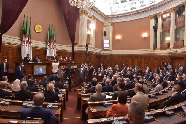 Algérie: un député ex-légionnaire en France déchu par le Parlement