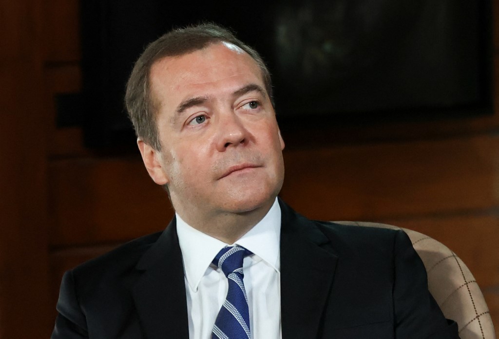 L'ancien président russe Medvedev dénonce des sanctions «folles»