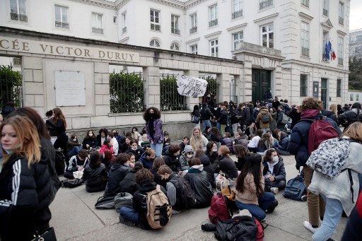 Des élèves bloquent l'accès au lycée Victor Duruy lors d'une manifestation contre la réforme du baccalauréat à Paris le 31 janvier 2022. (Geoffroy Van Der Hasselt/AFP)