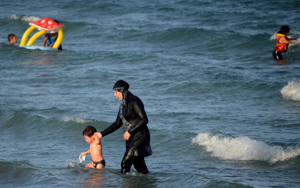 France: la ville de Grenoble relance la polémique sur le burkini