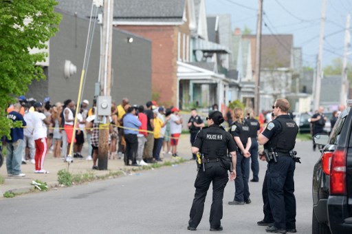 La police de Buffalo sur les lieux d'un Tops Friendly Market le 14 mai 2022 à Buffalo, New York. (John Normile/Getty Images/AFP)