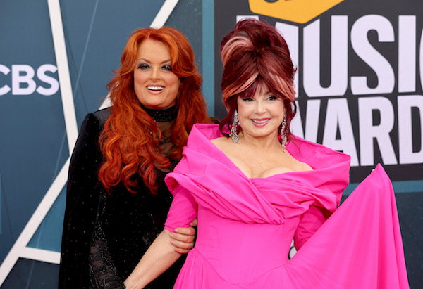 Wynonna Judd et Naomi Judd (de gauche à droite) assistent aux CMT Music Awards 2022 au Nashville Municipal Auditorium le 11 avril 2022 à Nashville, Tennessee. (Jason Kempin/Getty Images pour CMT/AFP)