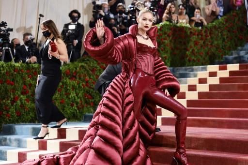 New York lance son grand défilé de stars mondiales à l'extravagant gala du Met