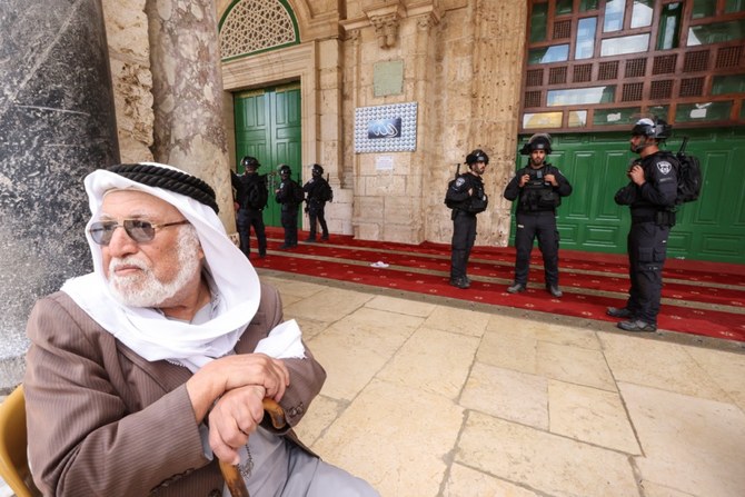Des fidèles palestiniens et la police israélienne se sont affrontés le mois dernier dans l'enceinte de la mosquée Al-Aqsa à Jérusalem. (Reuters)