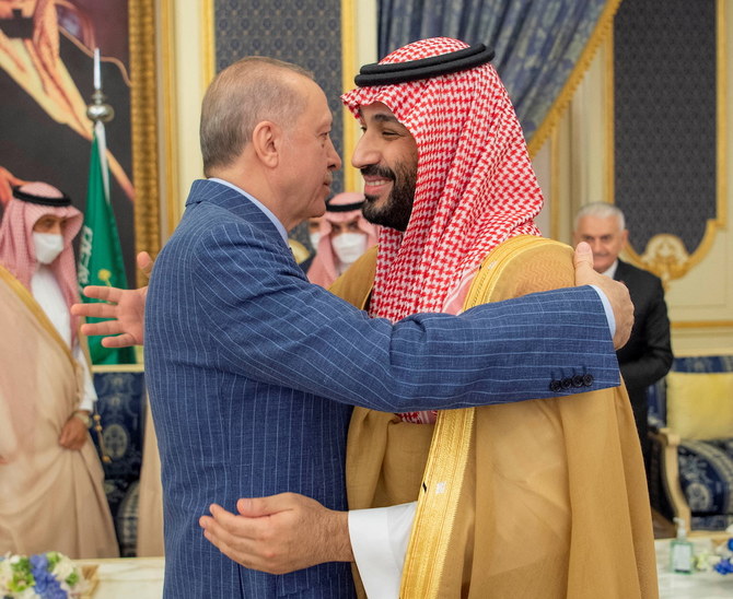 Le prince héritier d’Arabie saoudite, Mohammed ben Salmane, rencontre le président de la Turquie, Recep Tayyip Erdogan, à son arrivée à Djeddah, le 28 avril 2022. (Reuters