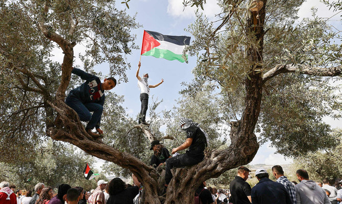 Des militants arabes israéliens lors d'une manifestation près de la ville de Sakhnin, dans le nord d'Israël. (AFP)