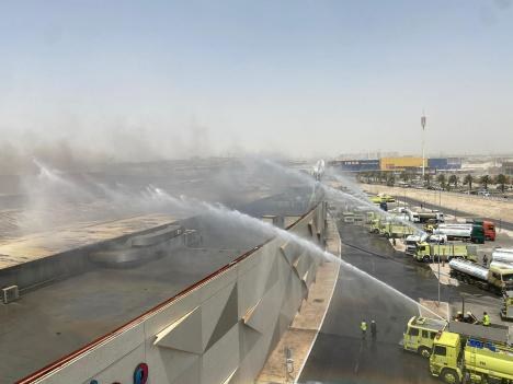 Des flammes et de la fumée engloutissent un centre commercial saoudien