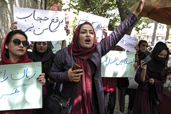 Afghanistan: les présentatrices télé, forcées de se couvrir le visage, jurent de continuer la lutte