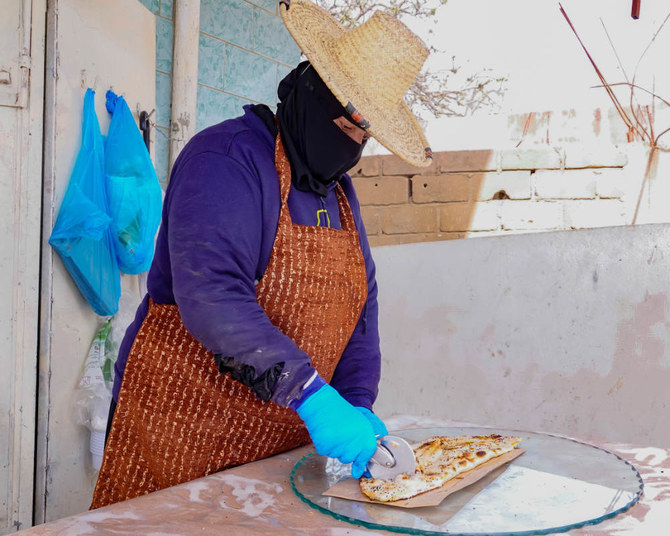 La boutique rurale d'Asir propose du pain traditionnel fraîchement sorti du four