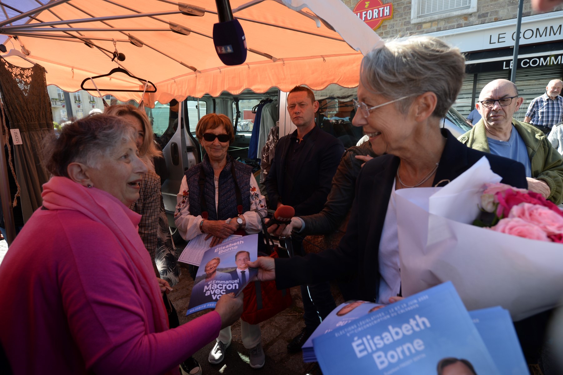 Législatives: face aux candidats de la majorité, Borne épingle le RN et le « danger Nupes »