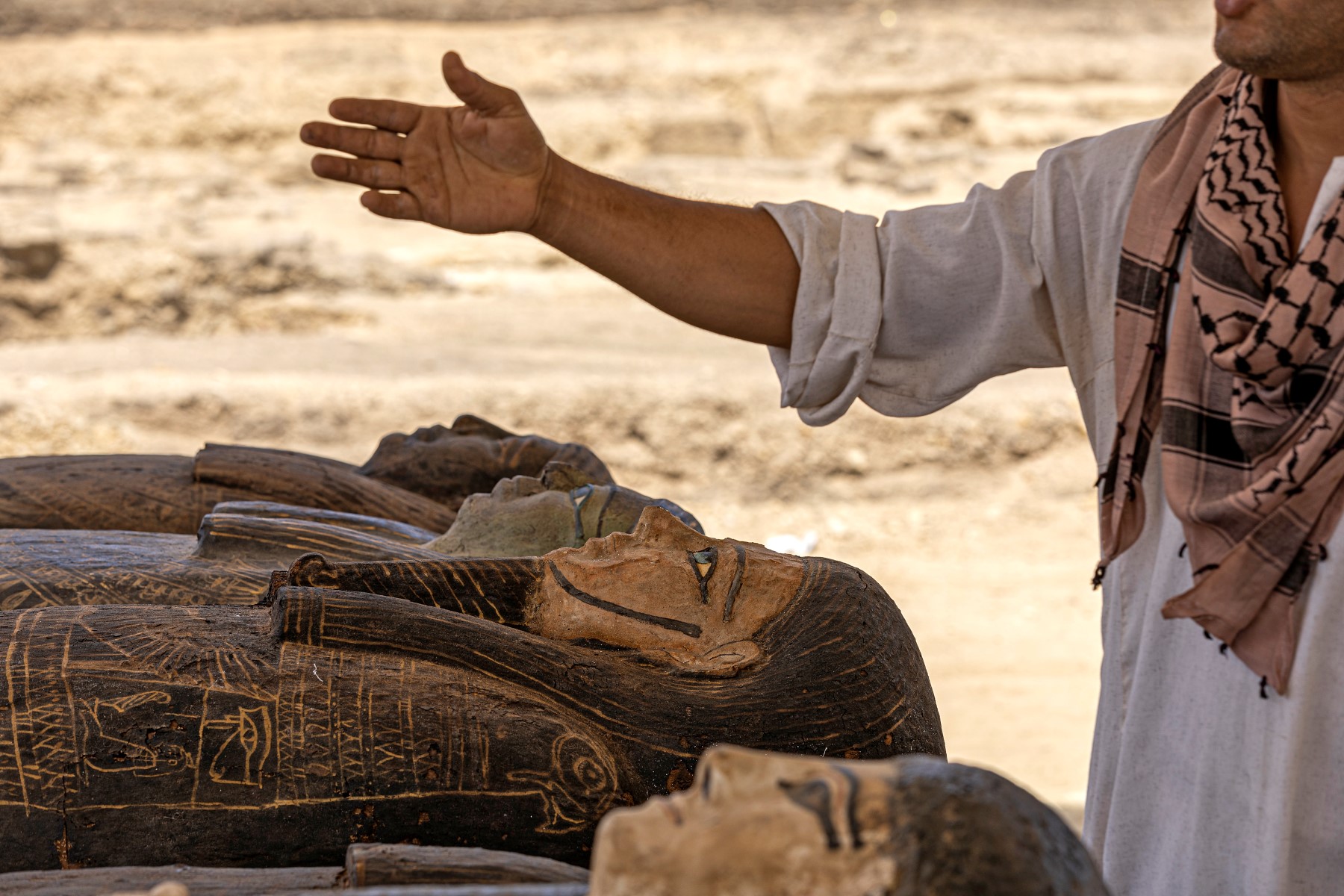 L'Egypte dévoile des statues et sarcophages découverts à Saqqara