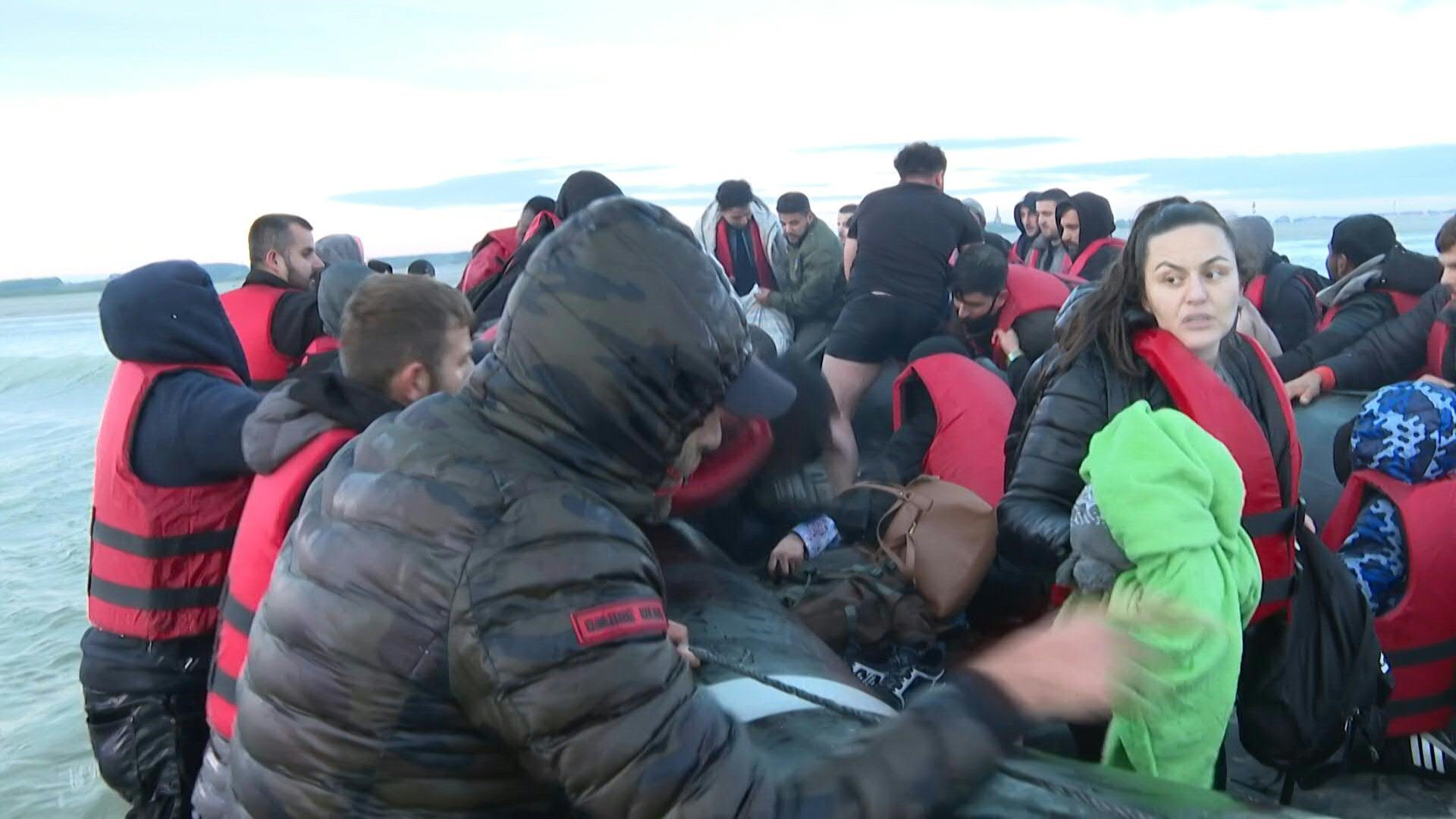 «Go UK», la liesse et l'angoisse des migrants quittant les côtes françaises