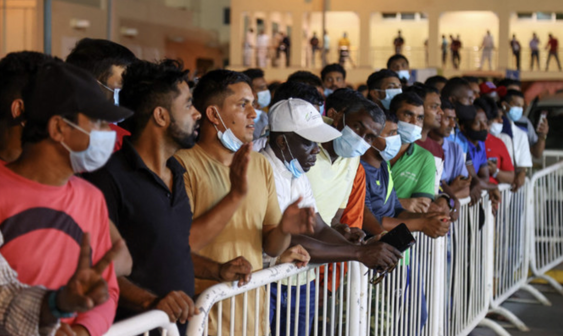 Mondial-2022: au Qatar, les migrants se pressent pour apercevoir la Coupe du monde