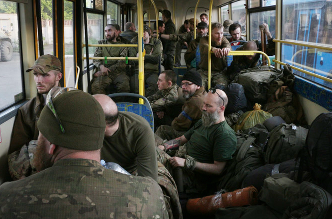 Les «héros» d'Azovstal se rendent, le Congrès américain débloque 40 milliards pour l'Ukraine