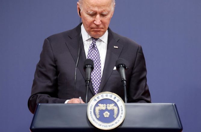 Ukraine: l'armée russe pilonne le Donbass, Biden signe l'aide de 40 milliards à Kiev