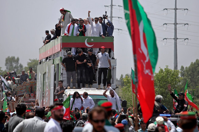 Pakistan: «Longue marche» d'Imran Khan et ses partisans sur Islamabad