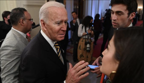 Joe Biden discute dans la salle Est de la Maison Blanche à Washington le 27 avril 2022 (Photo, AFP)