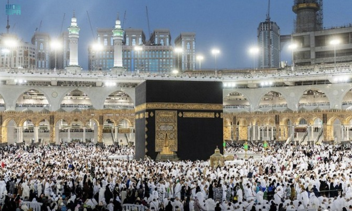 Des centaines de musulmans participent aux prières de l’Aïd al-Fitr à La Mecque et à Médine