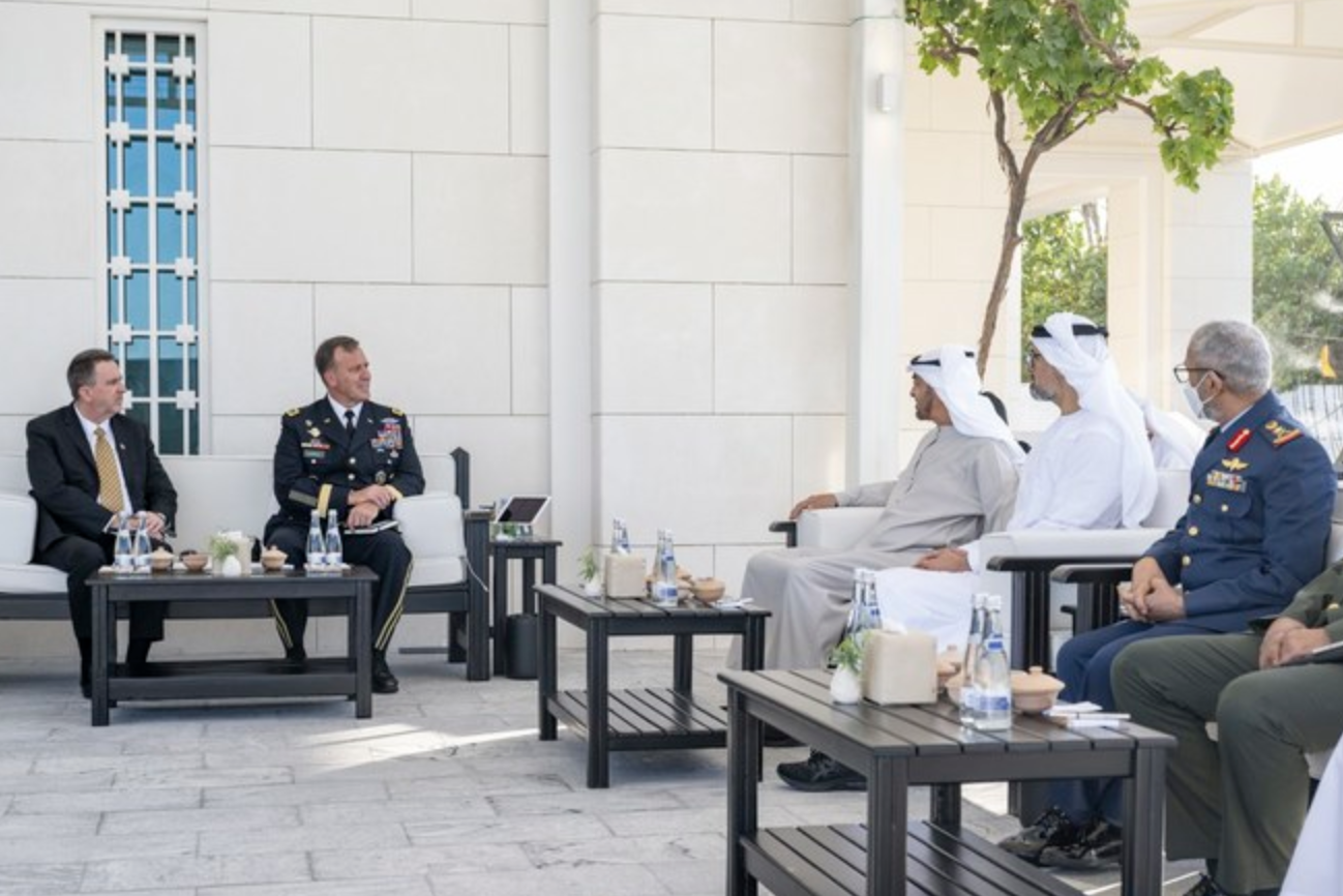 Le prince héritier d’Abu Dhabi reçoit le commandant du Centcom américain