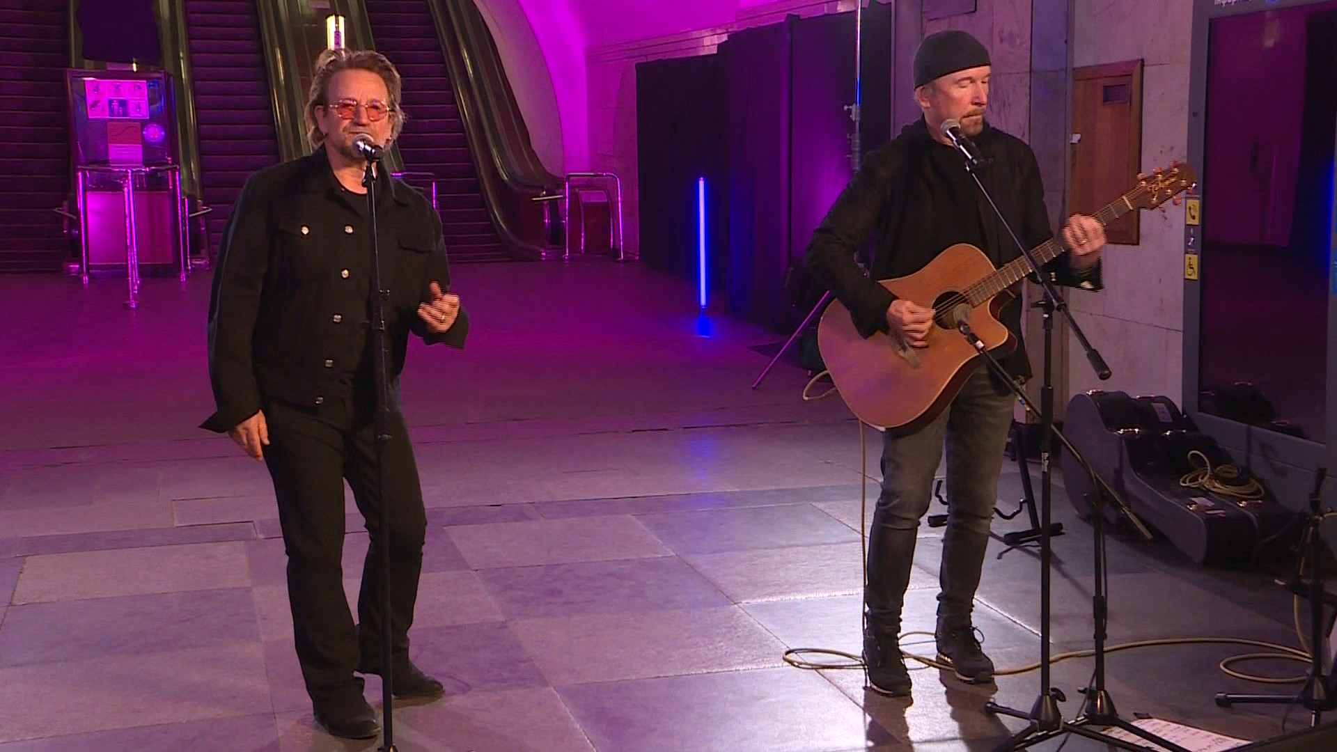 La rock star Bono chante la paix dans le métro de Kiev