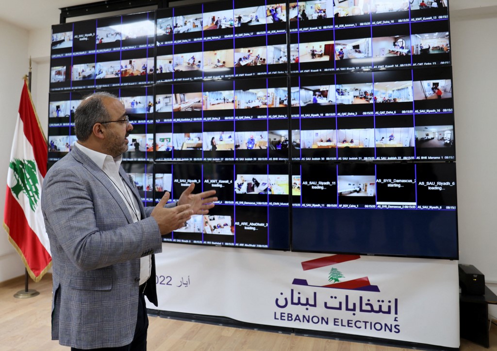 Les autorités libanaises supervisent le processus électoral à travers des écrans au ministère des Affaires étrangères à Beyrouth le 6 mai 2022 (Photo, AFP).