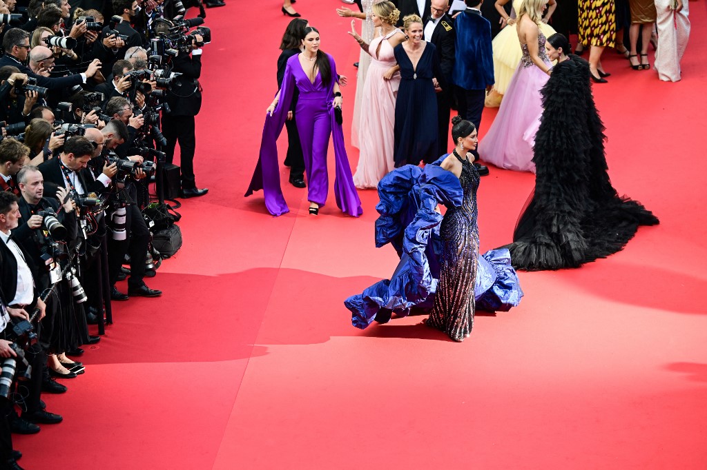 L'influenceuse libanaise Alice Abdel Aziz arrive pour assister à la projection de «Final Cut (Coupez !)» avant la cérémonie d'ouverture de la 75e édition du Festival de Cannes à Cannes, dans le sud de la France, le 17 mai 2022 (Photo, AFP).