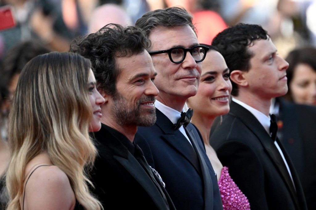 L'actrice italienne Matilda Anna Ingrid Lutz, l'acteur français Romain Duris, le réalisateur français Michel Hazanavicius, l'actrice franco-argentine Bérénice Bejo et l'acteur franco-britannique Finnegan Oldfield posent alors qu'ils arrivent pour assister à la projection de «Final Cut (Coupez&nbsp;!)» avant la cérémonie d'ouverture de la 75e édition du Festival de Cannes à Cannes, dans le sud de la France, le 17 mai 2022 (Photo, AFP).