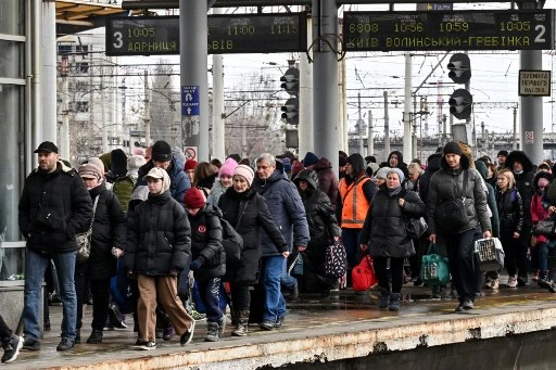 Files d’évacuation à la gare de Kiev le 5 mars 2022. (Génia Savilov/ AFP)
