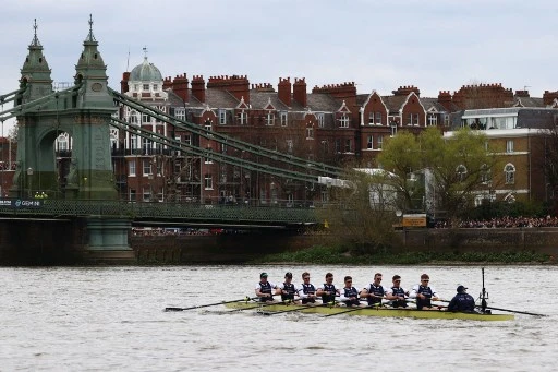 Le canoë d'Oxford navigue vers le pont Hammersmith lors de la 167e course annuelle de bateaux pour hommes entre l'Université d'Oxford et l'Université de Cambridge sur la Tamise à Londres le 3 avril 2022. (Adrien Dennis/ AFP)