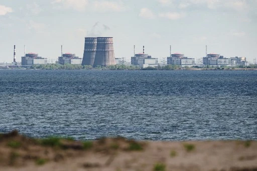 Une vue générale montre la centrale nucléaire de Zaporizhzhia, située dans la zone sous contrôle russe d'Enerhodar, vue de Nikopol le 27 avril 2022. (Ed Jones/AFP)