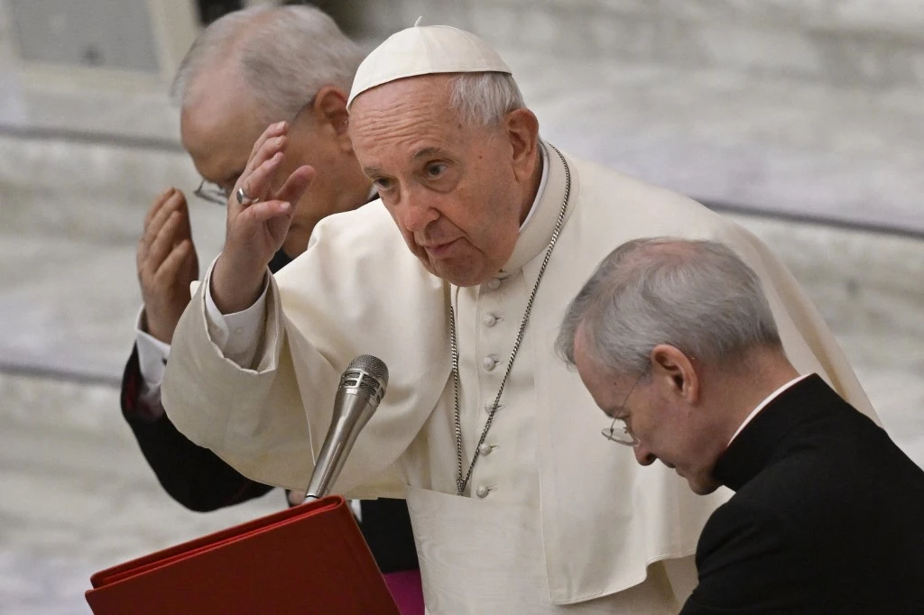 Le pape se dit prêt à voir Poutine et compare l'Ukraine au Rwanda