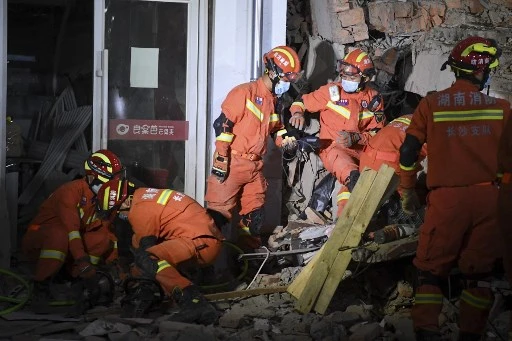 Effondrement d'un immeuble en Chine: deux morts, une survivante retrouvée