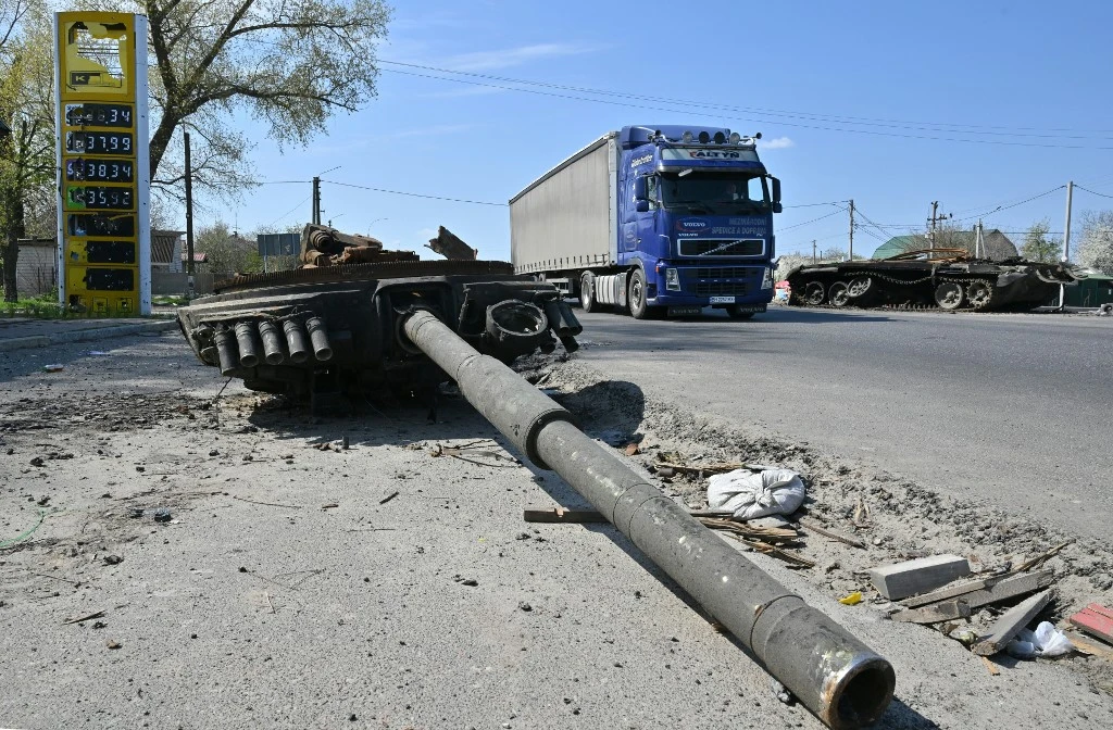 En Ukraine, les pompes à essence à sec deviennent source de fierté