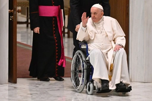 Le pape François, souffrant du genou, contraint au fauteuil roulant
