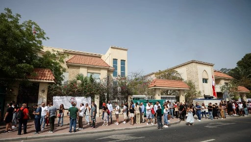 Des expatriés libanais font la queue pour voter pour les élections législatives du 15 mai au consulat du Liban dans l'émirat du Golfe de Dubaï le 8 mai 2022. (Karim Sahib/AFP)