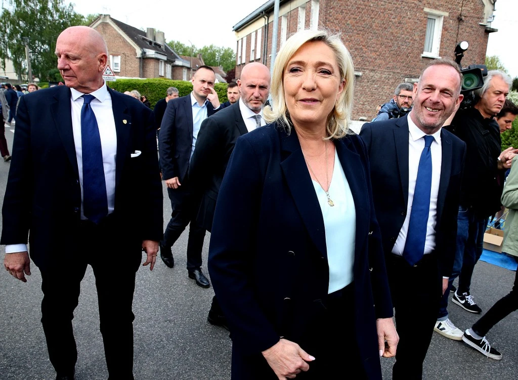 Législatives: Le Pen lance sa campagne en attaquant le «fou du roi» Mélenchon