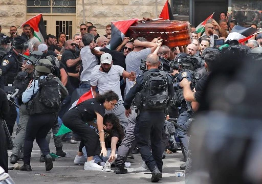 Des violences éclatent entre les forces de sécurité israéliennes et des Palestiniens accompagnant le cercueil de la journaliste d'Al-Jazeera assassinée Shireen Abu Akleh Jérusalem, le 13 mai 2022. (Ahmad Gharabli/AFP)