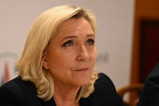 Législatives: Marine Le Pen veut proposer une loi contre le port du burkini