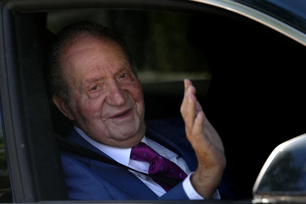 Espagne: Juan Carlos a vu son fils Felipe VI, au terme d'une visite polémique