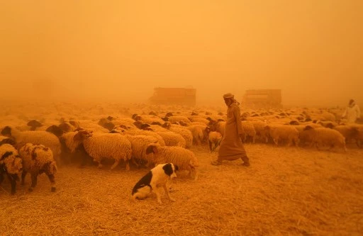 En images: Scènes apocalyptiques alors qu'une tempête de poussière balaie le Moyen-Orient